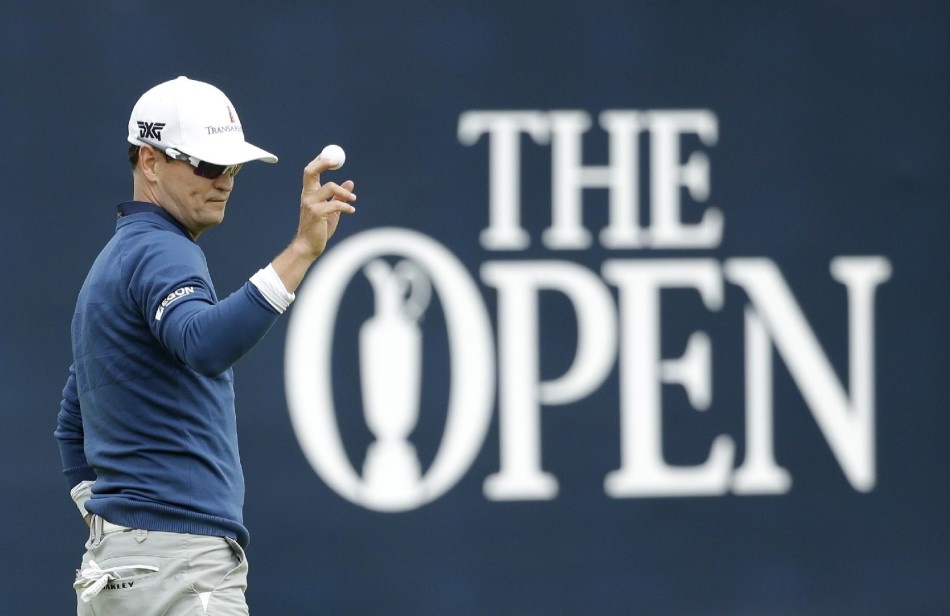 镜头捕捉到扎克·约翰逊与西班牙老将西蒙尼斯同组出发，两人在球道上边走边交流，夕阳拉长了他们的身影