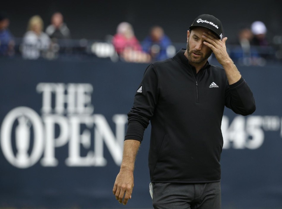 达斯汀·约翰逊在长草中艰难救球，表情困惑，本届比赛他始终未能找到熟悉的击球节奏