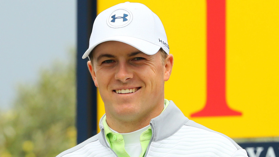 乔丹·斯皮思在比赛中专注地观察果岭推杆线路，神情严肃，经历了大师赛的挫折后他正努力调整状态