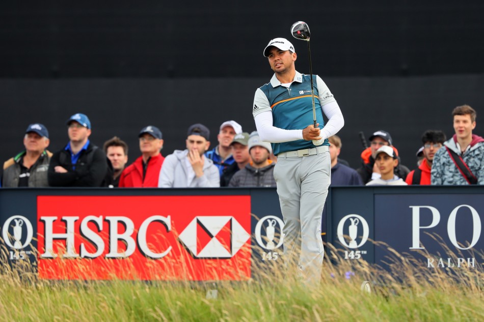 简森·戴伊在决赛轮第18洞果岭旁振臂欢呼，他刚刚在此洞射下老鹰，为比赛保留最终悬念