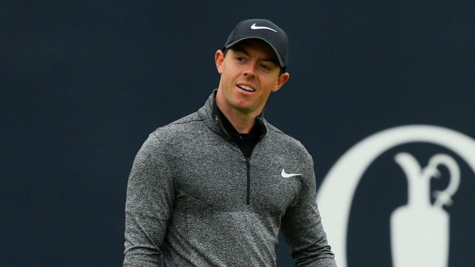 吉米·沃克尔在第18洞果岭举起沃纳梅克杯，眼神中充满泪水与难以置信的喜悦，背景是巴特斯罗球场经典的会所建筑