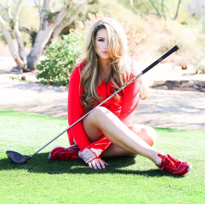 健美身材球手展示专业挥杆姿势，红色紧身衣在绿色球场上如烈焰般耀眼