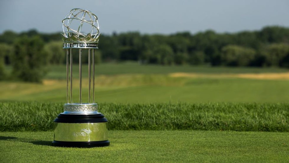 泰国女子高尔夫球队队员在练习果岭上开心自拍,表情轻松嗨皮,展现赛前的愉悦与自信