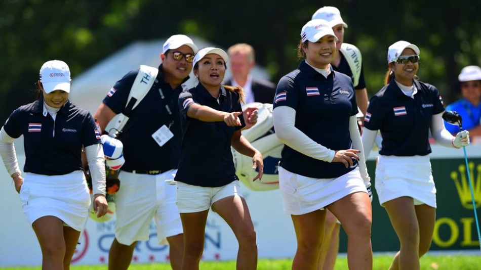 澳大利亚名将凯莉·韦伯在球道上专注观察线路,彰显传奇球手的沉稳与经验