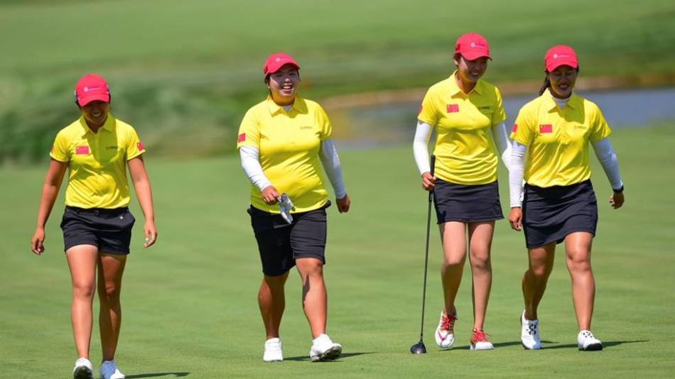 八国巾帼齐聚一堂,国际皇冠杯赛前全体球员绽放笑容大合影,象征高尔夫运动的友谊与团结