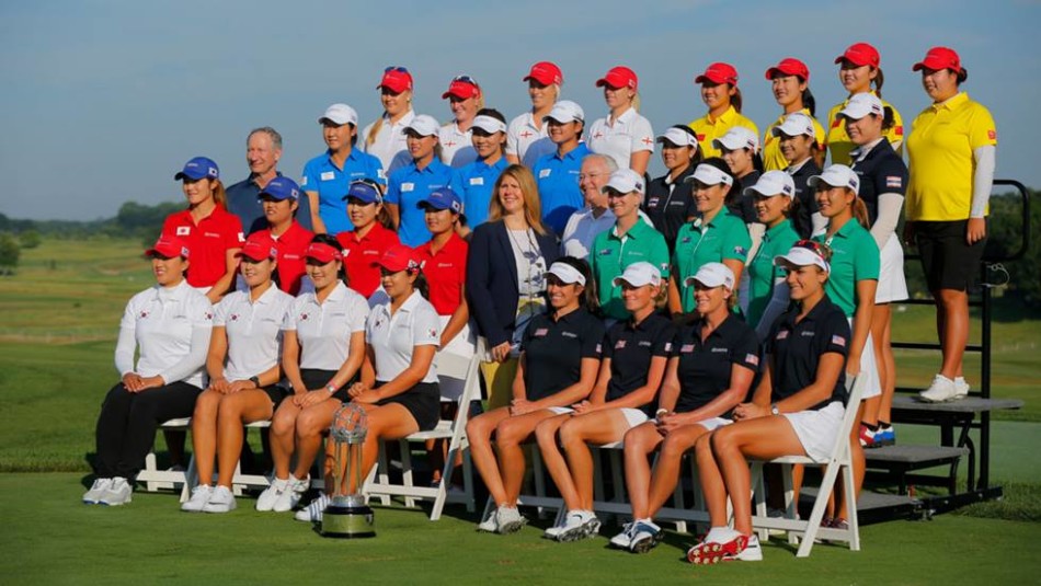 中国高尔夫女将冯珊珊、林希妤、阎菁、冯思敏身着红色队服,精神抖擞并肩站立,展现团队凝聚力