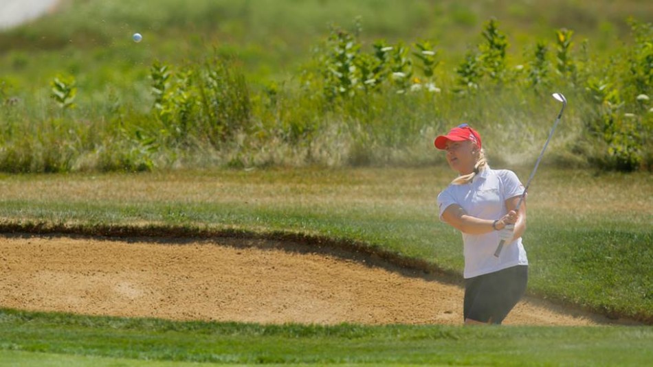 中国四位女将手持五星红旗在果岭上合影,红旗与绿草相映生辉,充满自豪感与对未来的期待