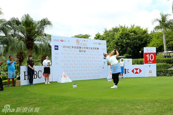 隆重的颁奖仪式上,获胜的小球员们手捧奖杯,脸上洋溢着自豪与喜悦的灿烂笑容。