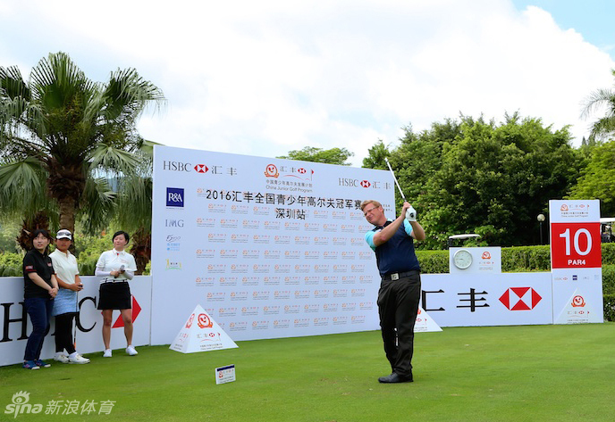 黄嘉培在比赛中挥出完美一击后,身姿挺拔,完成了潇洒而稳定的收杆动作。