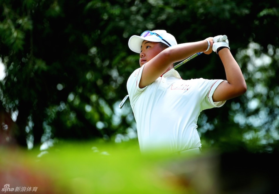 杨曼莉香展现精湛球技,最后一击沉稳有力,实现了完美的收杆瞬间。