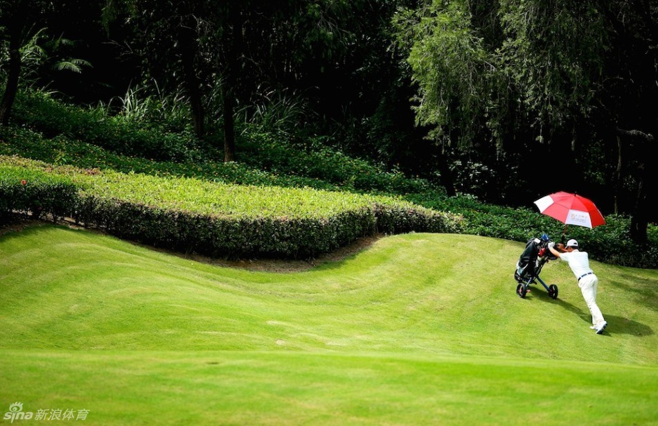 王耀聪在关键时刻顶住压力,挥杆果断,完成了一次奠定优势的精彩收杆。