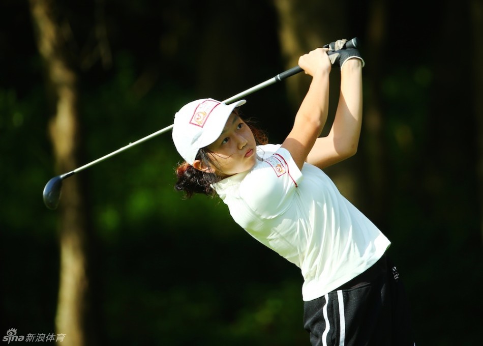 小球员们齐心协力,将球车推上草坪山坡,展现了赛场下的互助与坚韧。