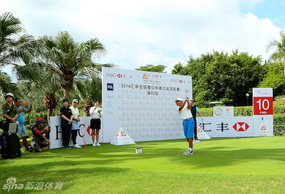 杨曼莉香俯身果岭,目光如炬,专注地观察着击出后小球的滚动轨迹与线路。