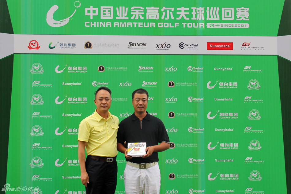 男子组亚军杨冬与刘艳在颁奖典礼上手捧银色奖杯，脸上洋溢着喜悦的笑容