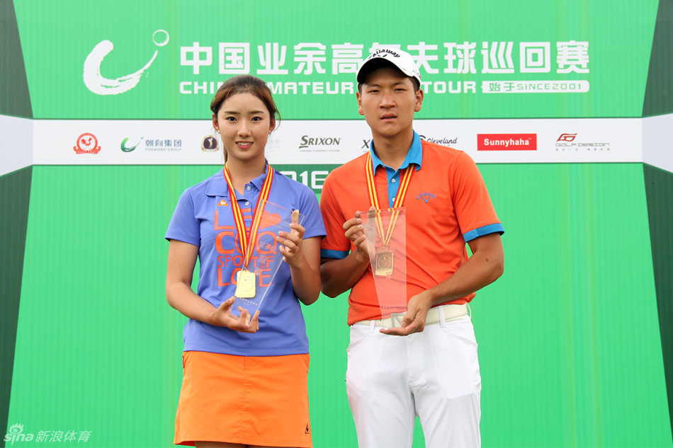 冠军韩雨廷在果岭上自信挥杆，身姿挺拔，目光专注地望向小球飞行的方向