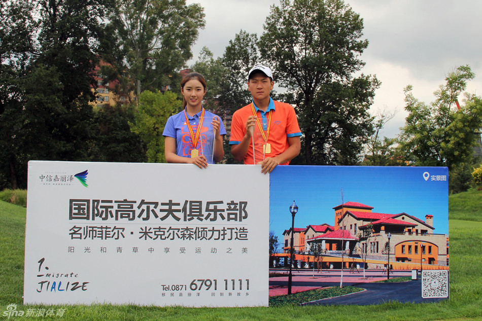 少女冠军冀怡帆面带甜美微笑，眼神中充满对未来的期待与憧憬