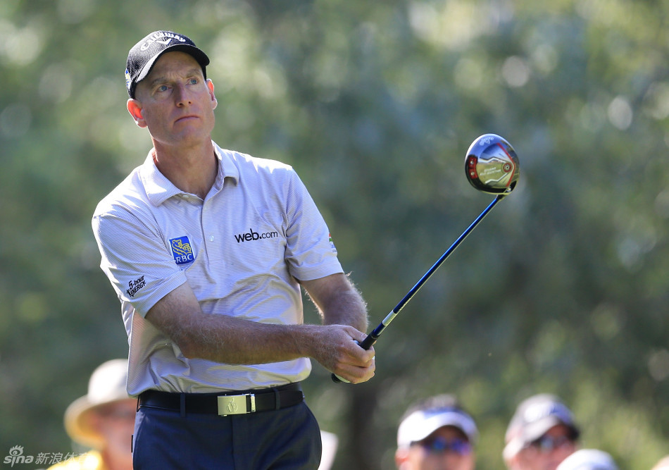 简森-戴伊在比赛中陷入沉思，手扶球杆面对挑战重重的球道，卫冕之路遭遇严峻考验