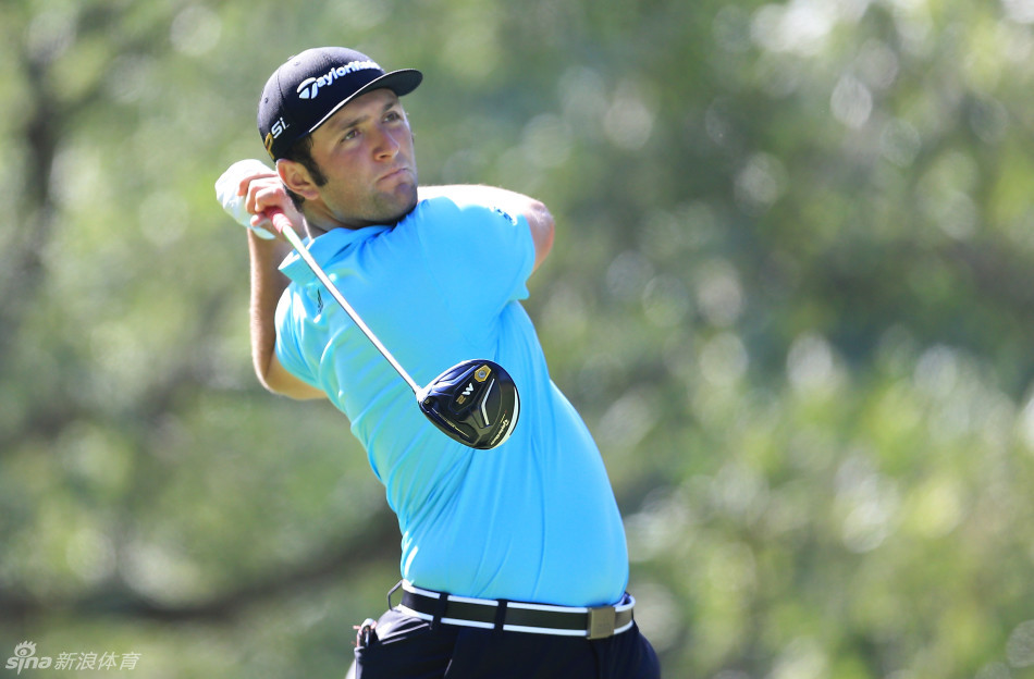 加拿大业余小将杰瑞德-杜托瓦在果岭上露出青涩而坚定的笑容，身后是为他欢呼的本土观众