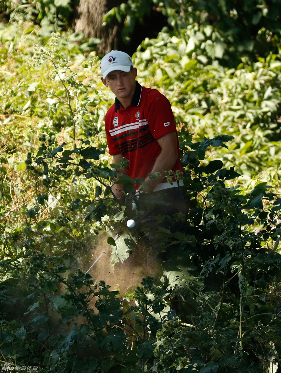 卢克-李斯特在发球台上全力挥杆，肌肉线条凸显，他与达斯汀的榜首之争贯穿赛事前半程