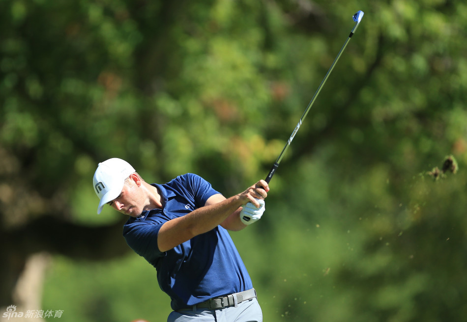 老将吉姆-福瑞克在练习果岭上进行推杆训练，表情专注，经典的钟摆式推杆姿势一如往昔