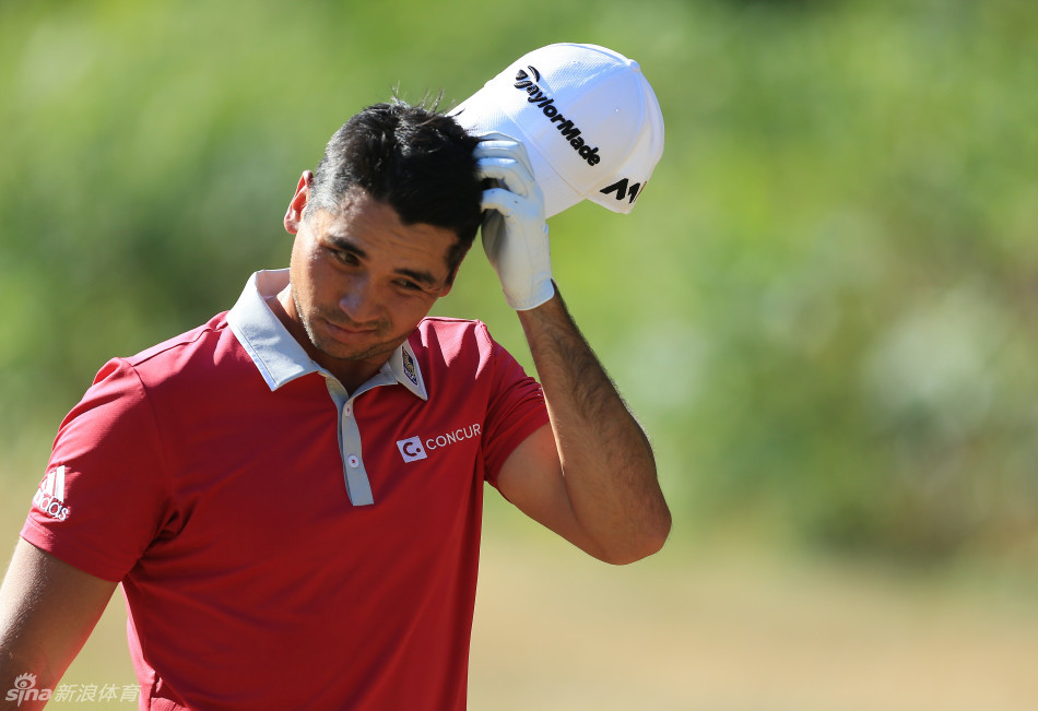 凯利-科拉夫特在果岭边细致地进行推杆练习，为应对格兰阿比快速的果岭做最后准备