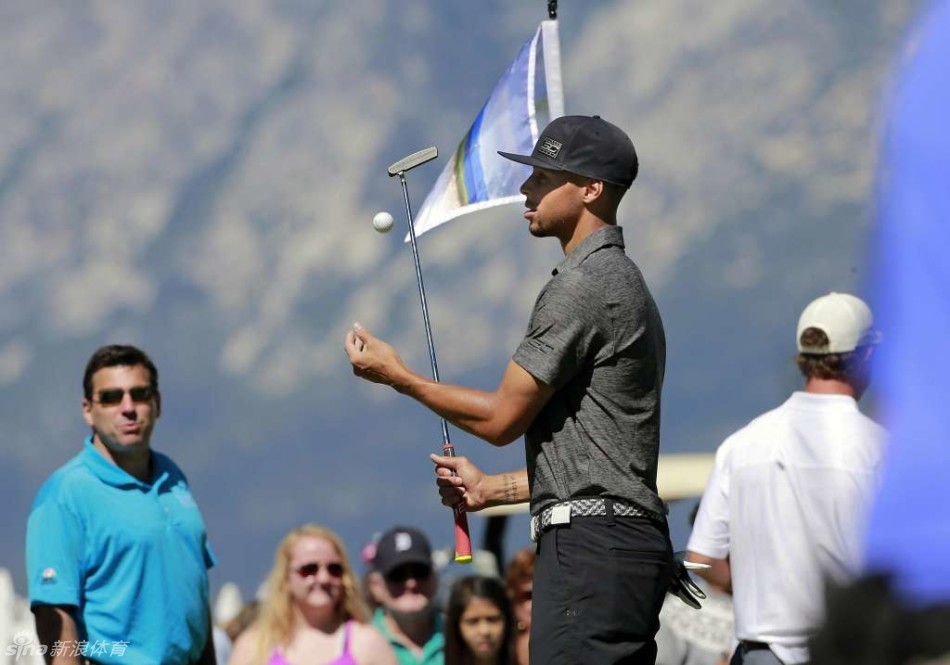 库里在练习区用球杆轻松地颠着高尔夫球，表情俏皮而得意，展现了他轻松驾驭小球与享受运动乐趣的另一面。