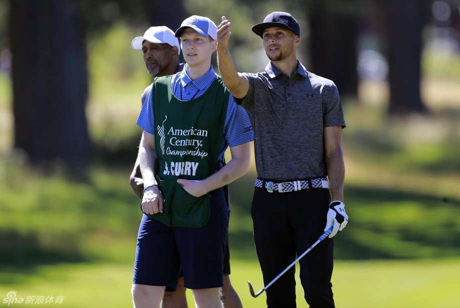 库里手持推杆，半蹲在果岭边仔细观察小球与球洞之间的细微线路，神情之专注仿佛在审视一场至关重要的篮球比赛。