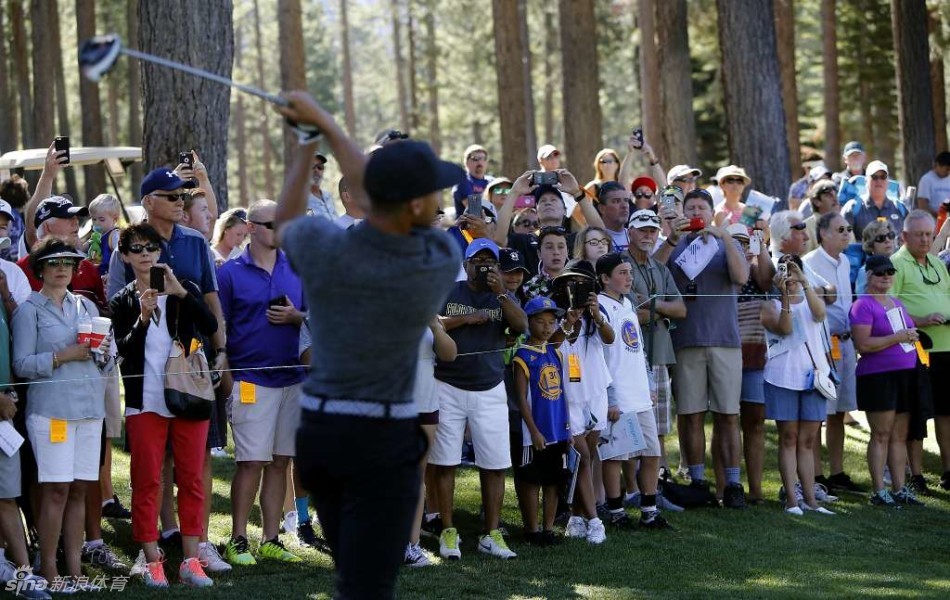 库里完成一记精彩的挥杆后，做出标准的收杆姿势，身体完美平衡，目光追随着空中飞翔的小球，展现出专业运动员的优雅风范。