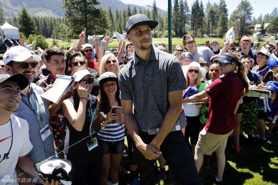 库里在人群中突然回眸，露出他那标志性的灿烂笑容，眼神明亮如星辰，瞬间成为全场最温暖的焦点。