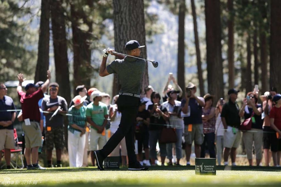 库里与身旁的球童并肩而立，手指远方球道，神情专注地进行战术交流，阳光洒在两人身上，勾勒出专注协作的剪影。