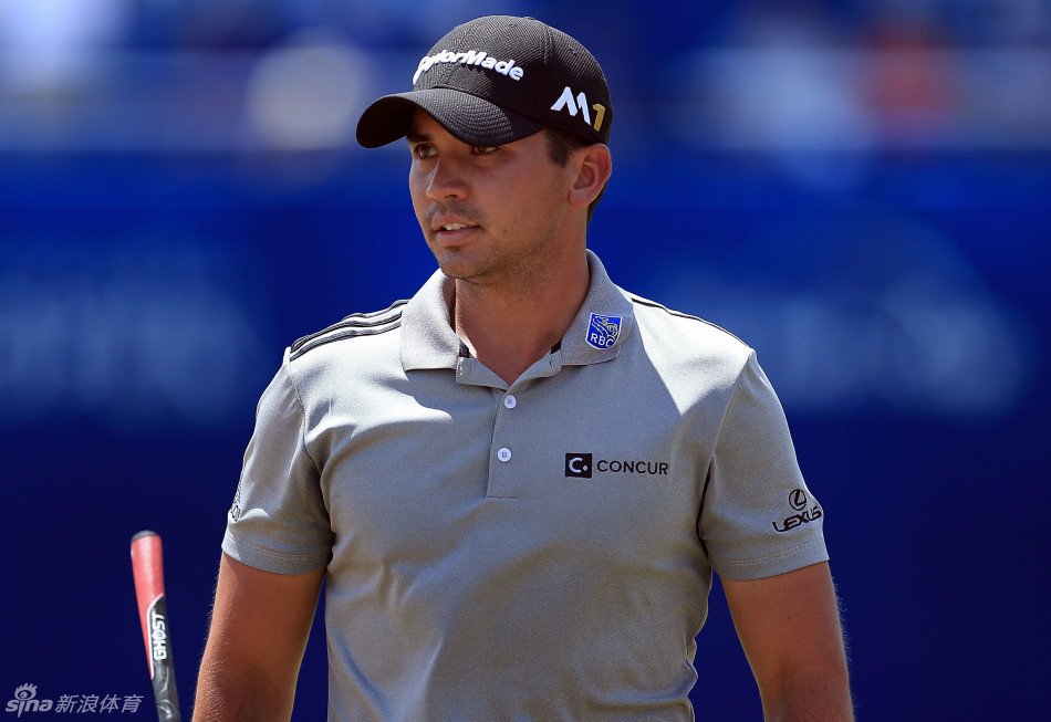 达斯汀·约翰逊在球道上专注观察攻果岭线路，背景是经典的格伦阿比球场景观