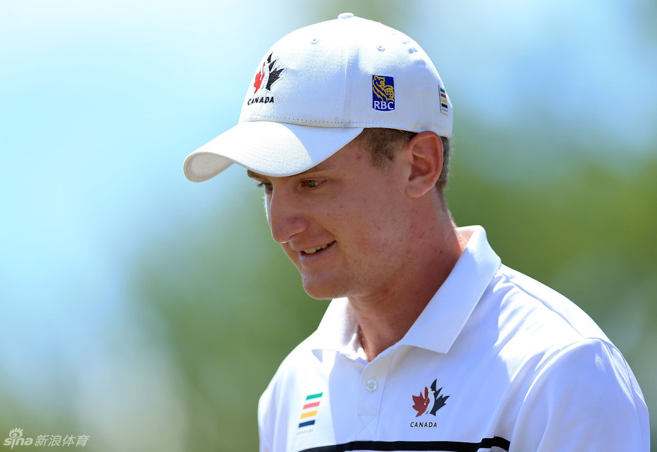 布兰德·斯内德克尔在果岭上沉稳推杆，神情专注志在必得