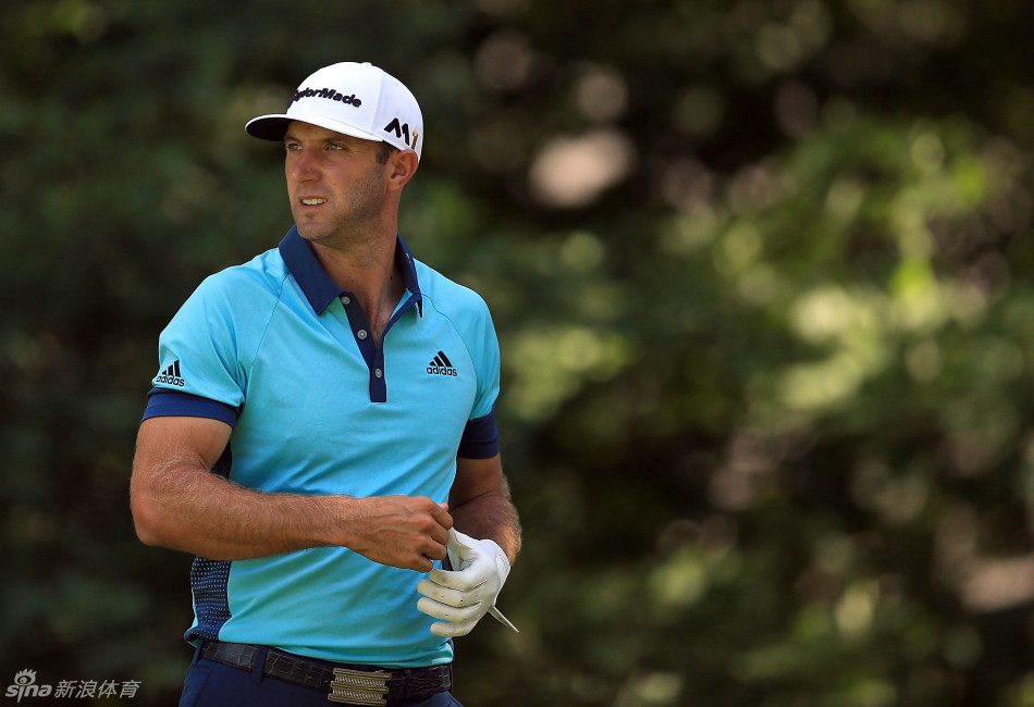 杰瑞德·杜托瓦在观众簇拥下走向果岭，年轻脸庞上写满期待与决心