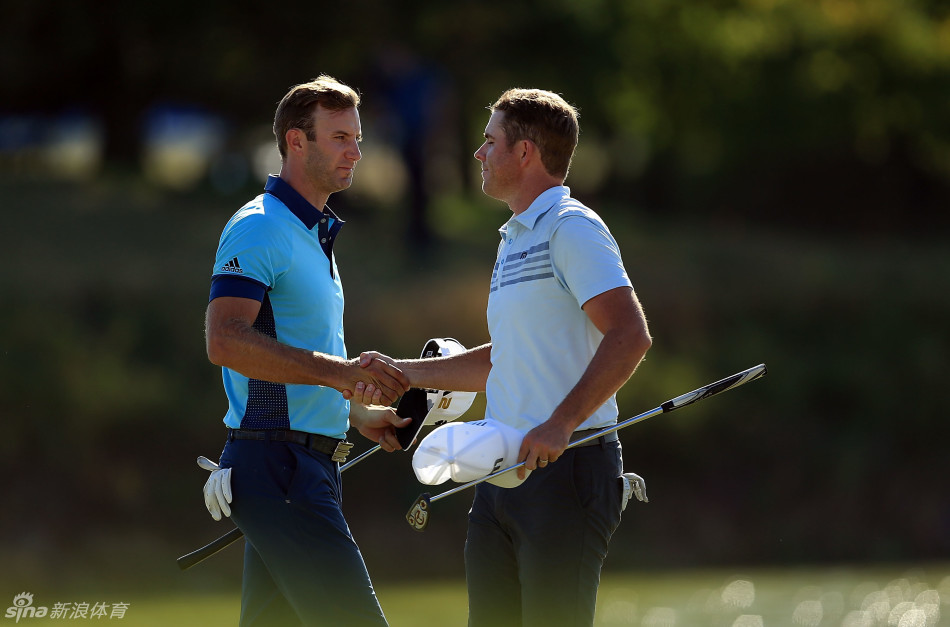 赛场观众为精彩击球欢呼，看台上座无虚席气氛热烈