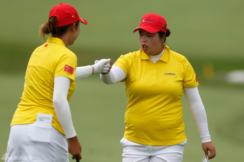 路易斯沉稳推杆，皮勒在旁专注凝望，展现出英格兰组合的严谨态度