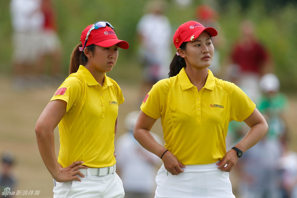 阿瑞雅姐妹相视一笑，眼神中满是无需言语的相互理解与支持