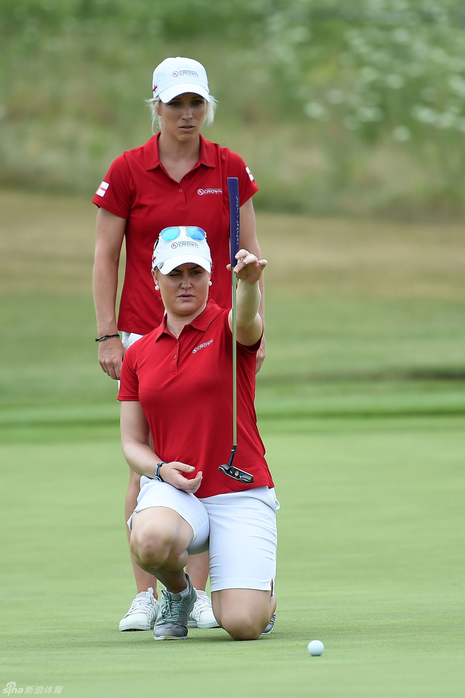 林希妤在果岭上仔细观察球线，表情专注而坚定