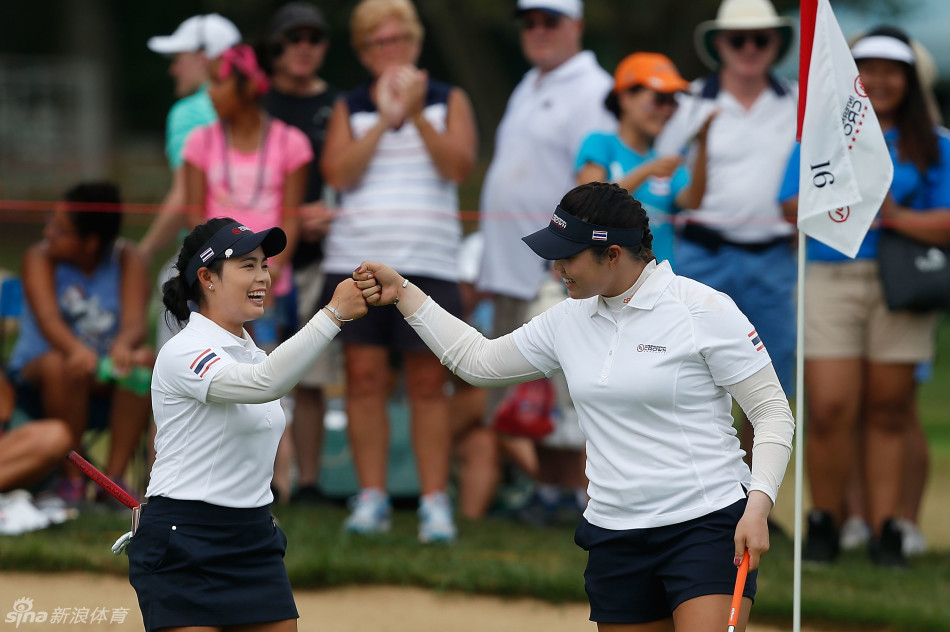 中国四位女将并肩而立望向远方，背影透着坚定与期待