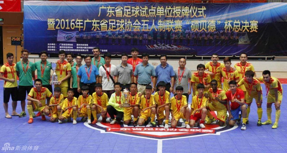 [流言板]糖小幽晒与Doinb带娃照：在成都咯