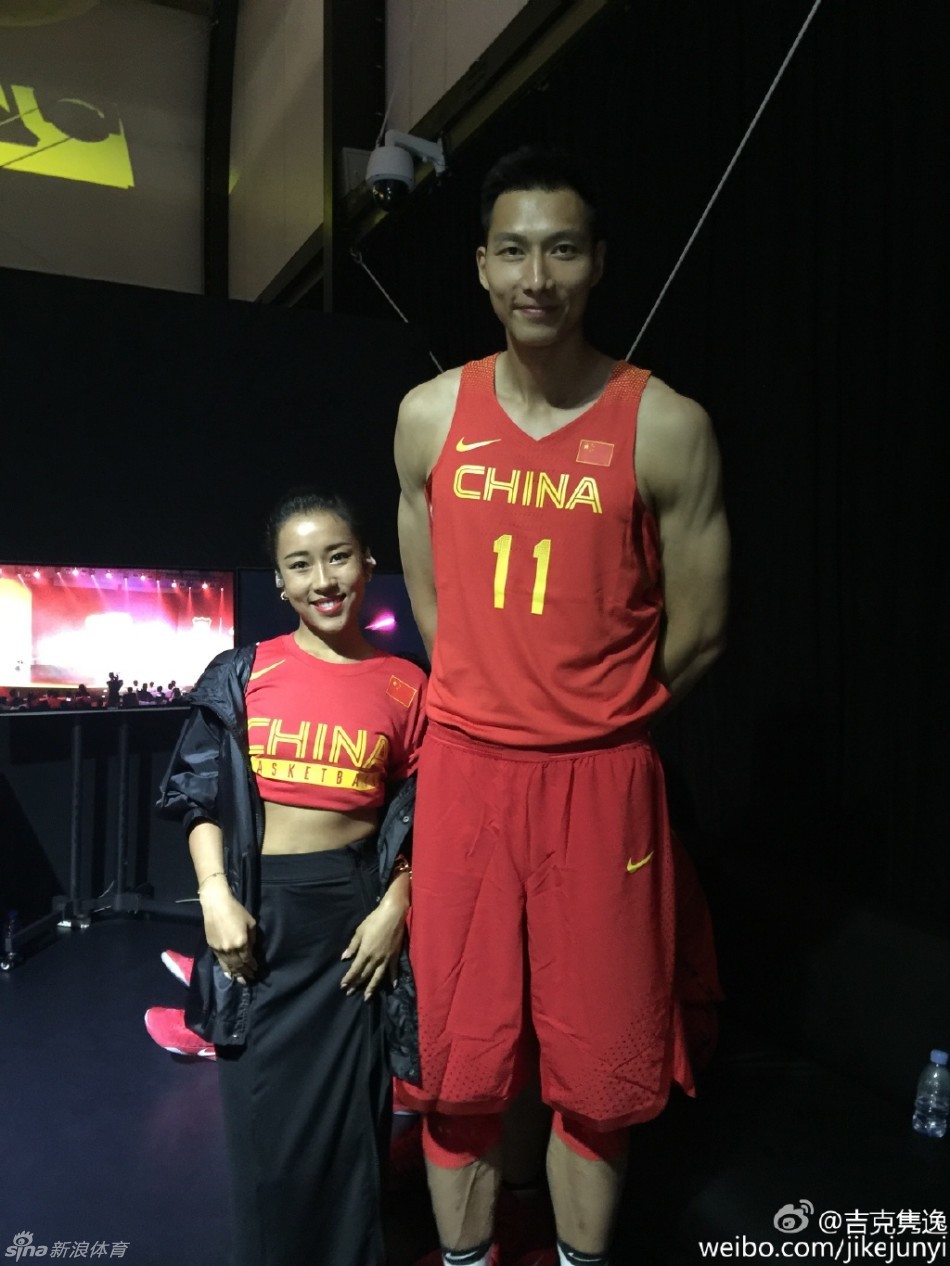 在活动现场，吉克隽逸小鸟依人般地站在易建联身旁，身高差形成的萌感与两人共同为中国队加油的坚定神情形成了温暖对比。