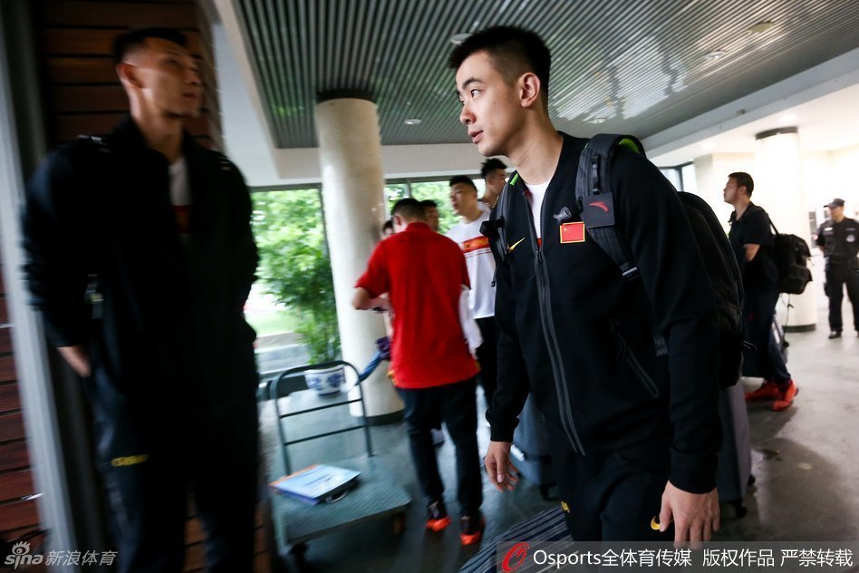 周琦与周鹏这对辽宁与广东的组合在雨中暧昧撑伞同行，高大的身躯挤在一把小小的雨伞下，画面莫名充满了兄弟般的温情与喜感。