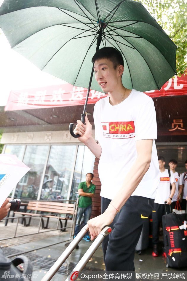 收拾行李的混乱现场，高大的内线李慕豪茫然地看向镜头，似乎在寻找着什么，而旁边的王哲林因没有雨具遮挡，瞬间被倾盆大雨淋成了落汤鸡。