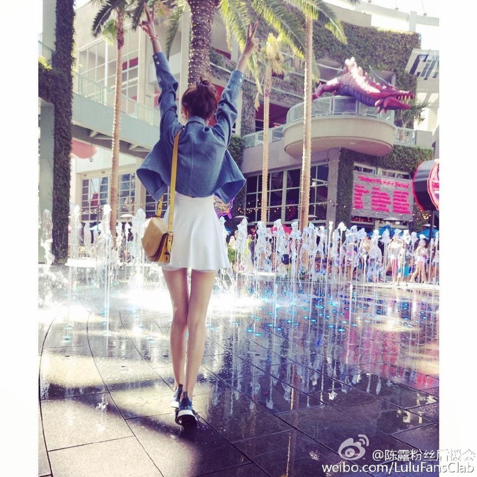 陈露侧身而立，优越的身材比例一览无余，那双线条紧致的大长腿在纯色背景中仿佛自带光芒，无声地诉说着她作为专业模特的顶级素养