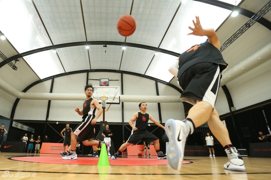 凯文·杜兰特在耐克Rise Academy训练营中，亲身示范指导年轻球员，眼神专注而坚定，仿佛在传递着对篮球最纯粹的热爱。