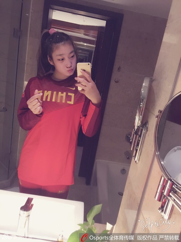 训练场边的李梦扎起清爽的马尾，露出光洁的额头，一身休闲运动装也掩盖不住她的高挑身材，对着镜头搞怪的表情尽显调皮本色。