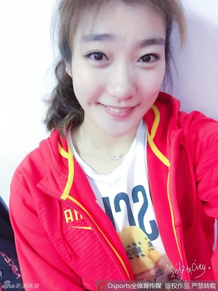 阳光洒在李梦灿烂的笑脸上，她身穿可爱的卡通T恤，双手比出胜利的手势，整个画面洋溢着青春活力的气息，让人感受到这位女篮国宝私下里的阳光与亲和。