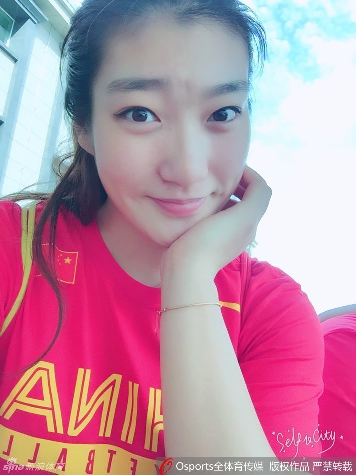 即便只是日常随拍，李梦也展现出时尚表现力，她戴着墨镜，嘴角微微上扬，透着一股酷酷的自信，仿佛在告诉世界：这就是我，既可霸气全开，也可美艳动人。