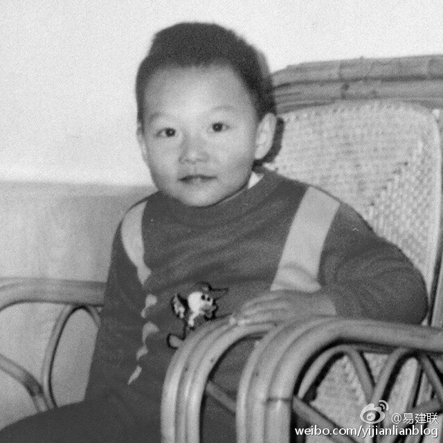 小时候的周琦身穿红色运动服，面对镜头比划着投篮手势，表情腼腆却又透着机灵。即使在当时，他明显高于同龄人的个头已经让他有了几分“小巨人”的影子，稚气未脱的脸上写满了对未来的憧憬。