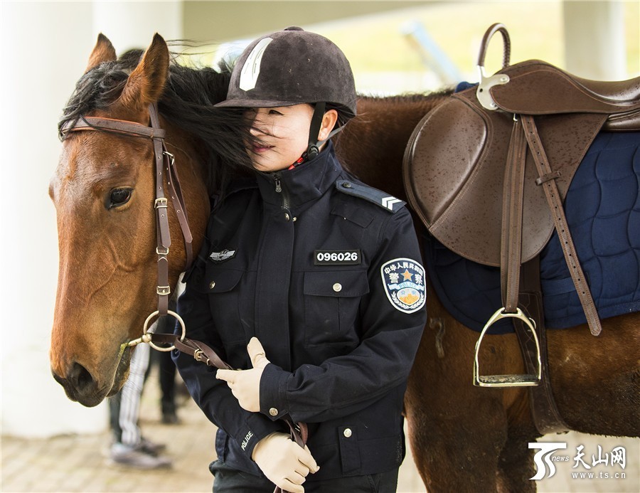昭苏草原最美女骑警_高清图集_新浪网