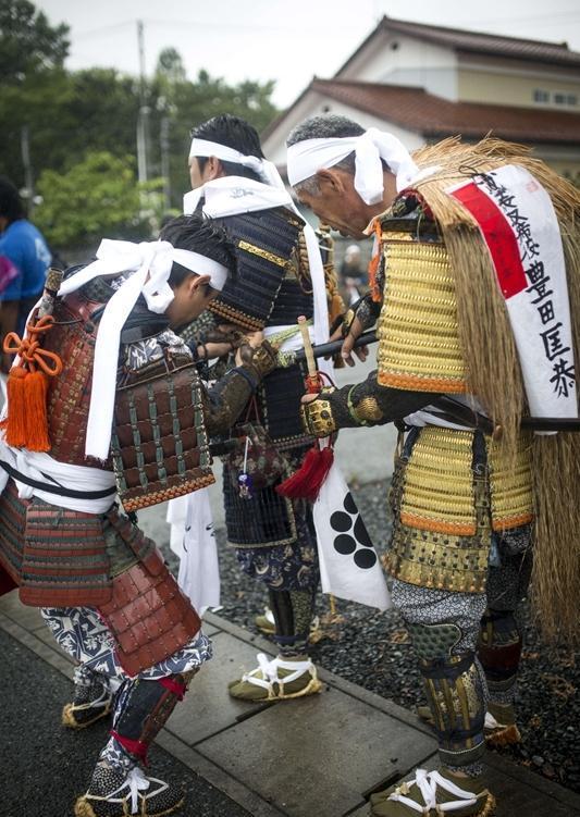 日本武士赛马场大比拼_高清图集_新浪网